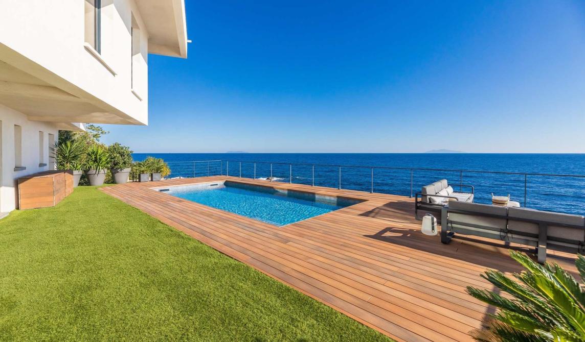 Terrasse en bois composite avec piscine de la Villa Cyrnos en Corse - Aménagement extérieur contemporain avec vue mer et montagne