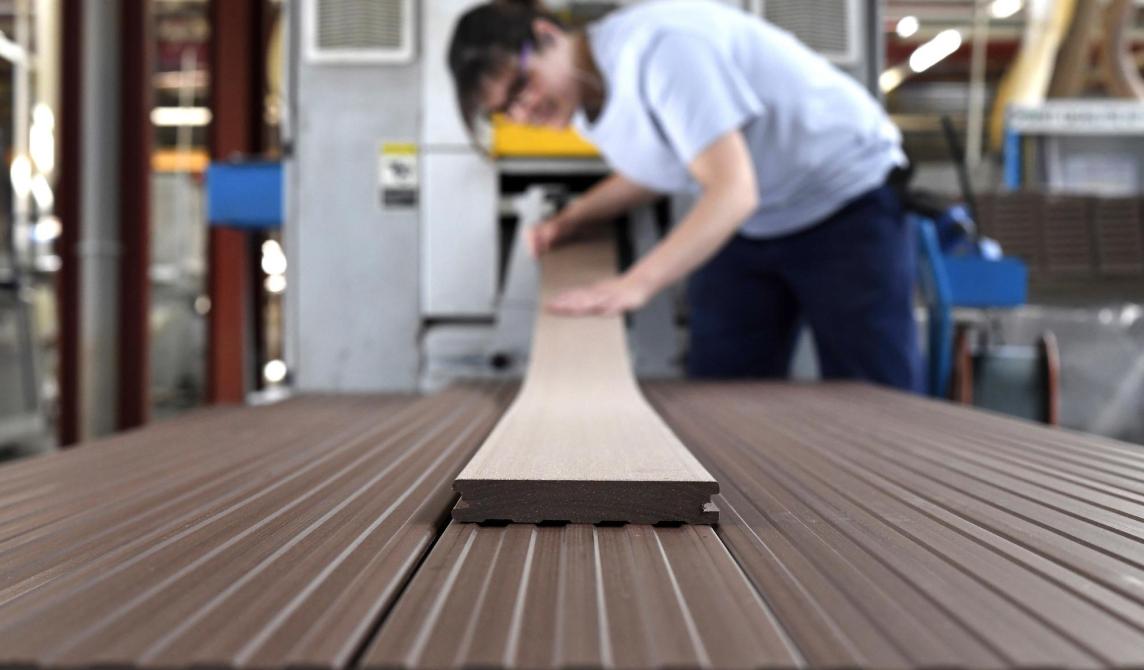Contrôle qualité des lames de terrasse composite Silvadec en sortie de production