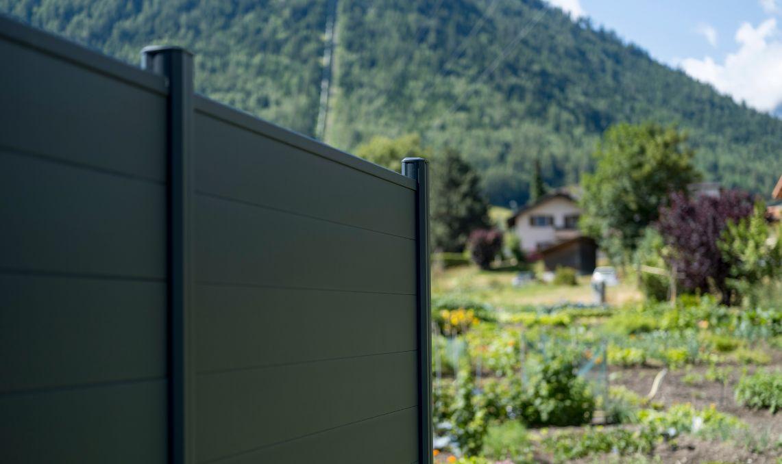 Clôture composite gris anthracite en montagne - Occultation jardin résistante