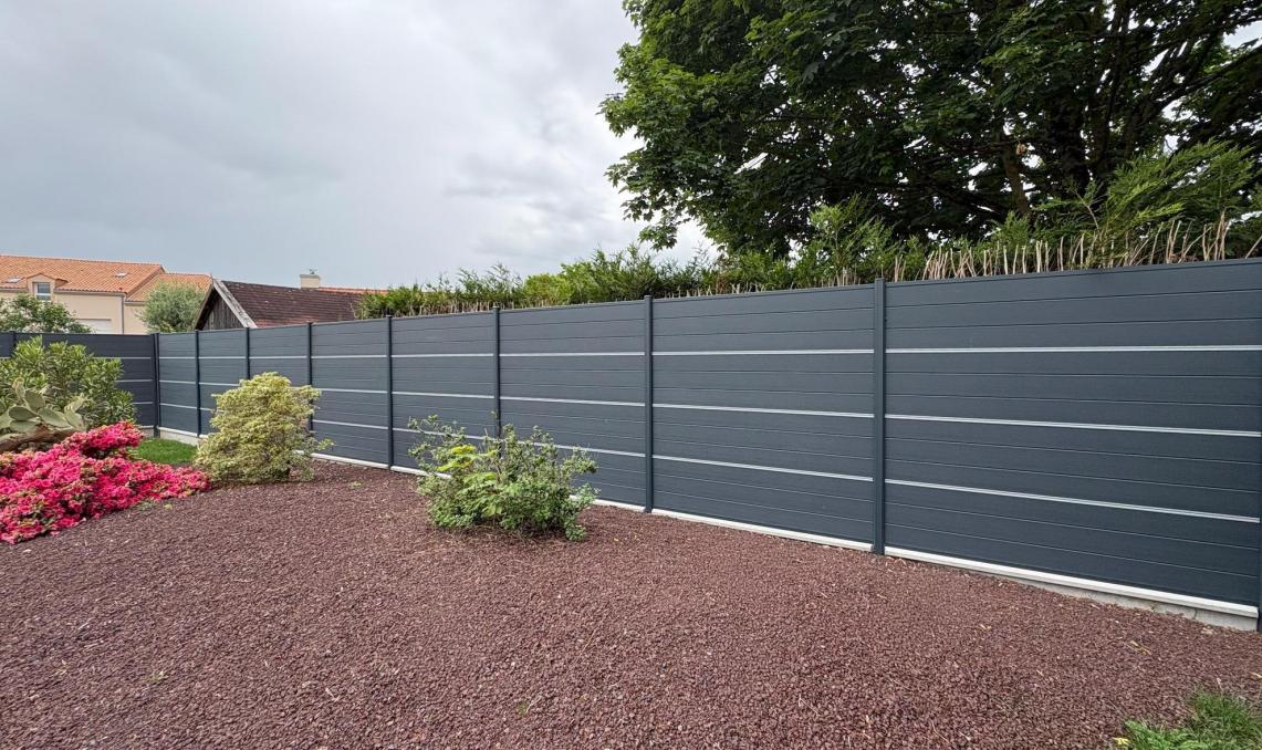 Clôture composite Atmosphère gris anthracite Silvadec avec lisses gris métal